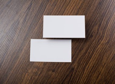 Mockup ahşap arka plan, beyaz kartvizit