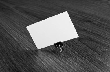 Mockup ahşap arka plan, beyaz kartvizit