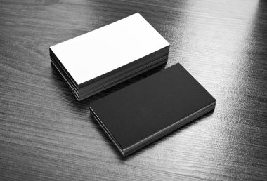 Mockup ahşap arka plan, beyaz ve siyah kartvizit