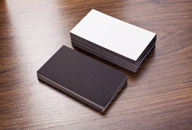 Mockup ahşap arka plan, beyaz ve siyah kartvizit