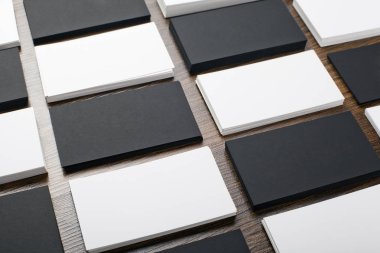 Mockup ahşap arka plan, beyaz ve siyah kartvizit