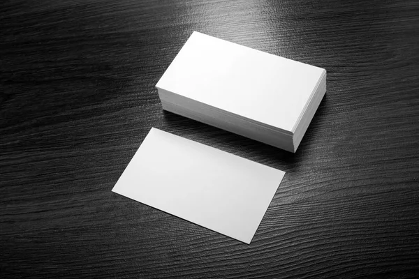 Макет белых визитных карточек на деревянном фоне — стоковое фото