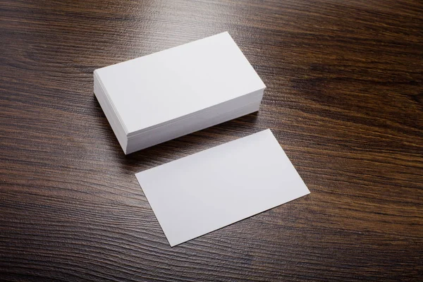 Mockup ahşap arka plan, beyaz kartvizit — Stok fotoğraf
