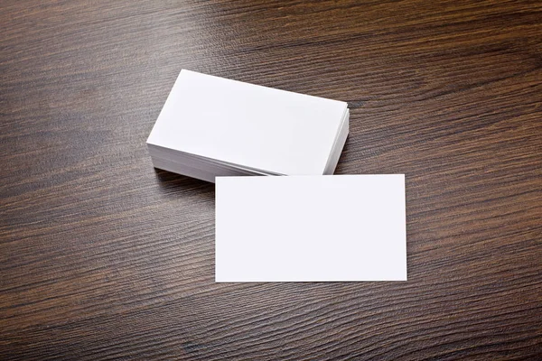 Maquette de cartes de visite blanches sur fond en bois — Photo