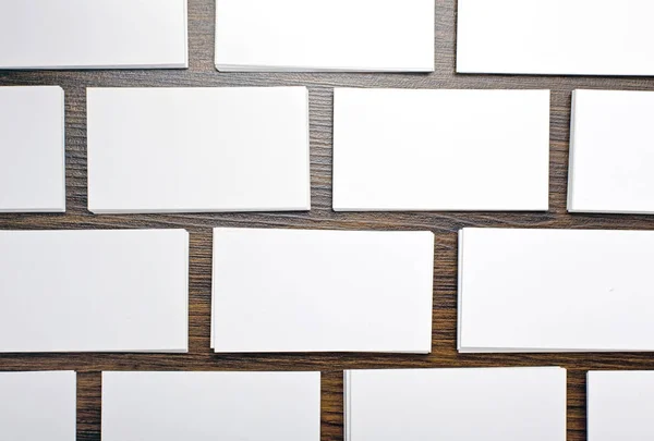 木製の背景で白のビジネス カードのモックアップ — ストック写真