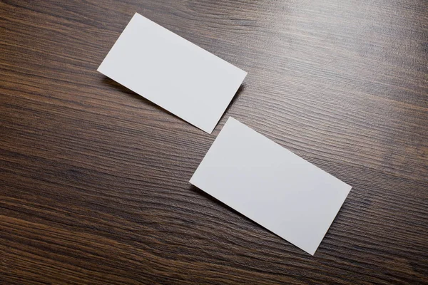 Burla de tarjetas de visita blancas en el fondo de madera —  Fotos de Stock
