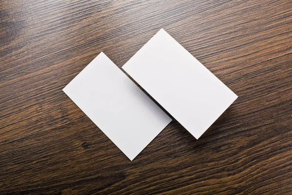 Mockup de cartões de visita brancos em fundo de madeira — Fotografia de Stock