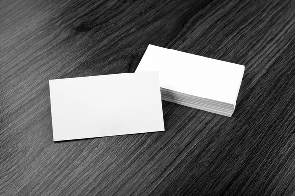Mockup de cartões de visita brancos em fundo de madeira — Fotografia de Stock