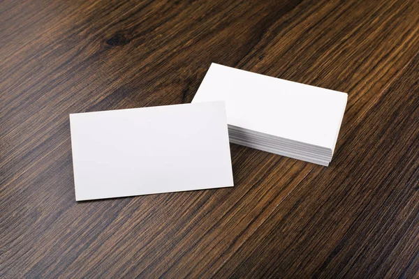 Mockup van witte visitekaartjes bij houten achtergrond — Stockfoto