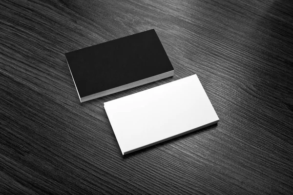 Κοροϊδεύω, λευκό και μαύρο επαγγελματικές κάρτες στο ξύλινο υπόβαθρο — Φωτογραφία Αρχείου