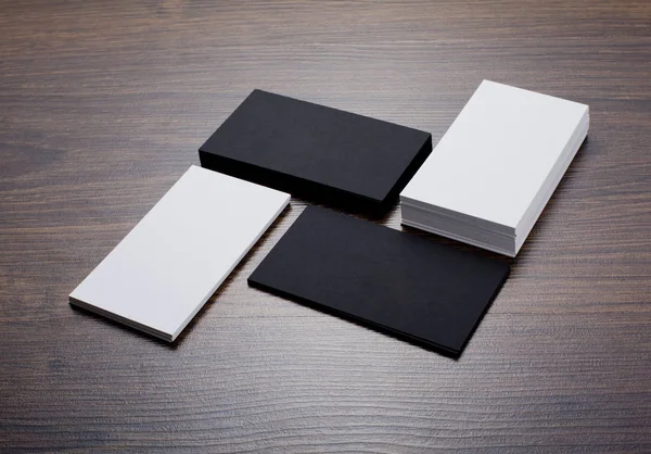 Makieta białe i czarne wizytówki na podłoże drewniane — Zdjęcie stockowe