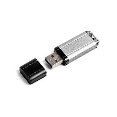 Beyaz bir arka planda gri usb birden parlamak götürmek.