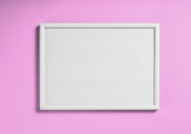 Resim veya resim pembe bir arka plan üzerinde beyaz ahşap çerçeve.