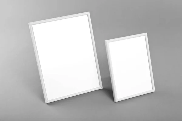 Белые рамки для картин или фотографий на сером фоне . — стоковое фото