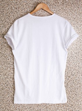 Beyaz t-shirt şablonunda askı kendi tasarımı için hazır.