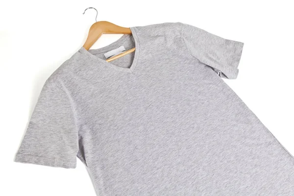 Graue T-Shirt-Vorlage auf Kleiderbügel bereit für Ihr eigenes Design. — Stockfoto