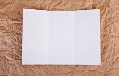 Boş pencere kat el ilanı kahverengi buruşuk kağıt arka plan.