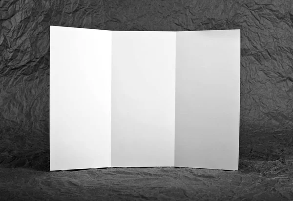 Folheto de dobramento de janela vazio em um fundo de papel enrugado cinza . — Fotografia de Stock