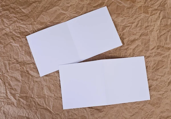 Carte de vœux blanche vierge sur fond de papier ridé — Photo