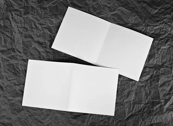 Blank white greeting card at a wrinkled paper background — Stock Photo, Image