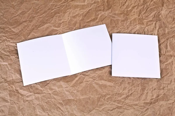 しわしわの紙の背景に空白の白いグリーティング カード — ストック写真