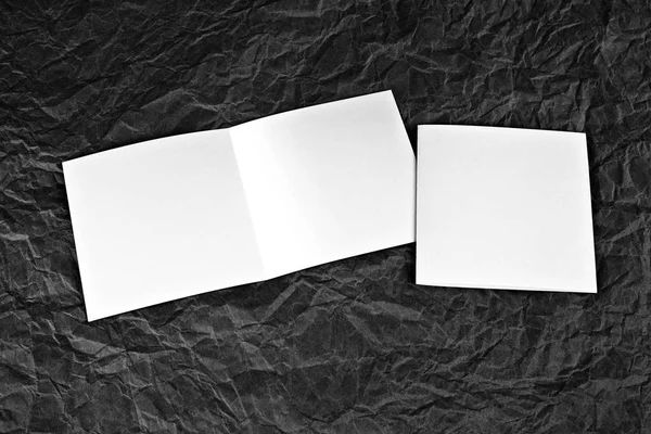 しわしわの紙の背景に空白の白いグリーティング カード — ストック写真