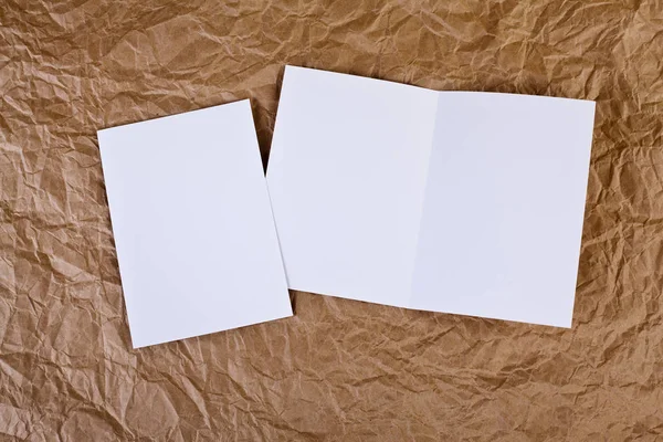 Carte de vœux blanche vierge sur fond de papier ridé — Photo