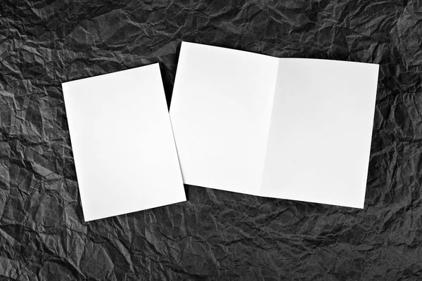 Carte de vœux blanche vierge sur fond de papier ridé — Photo