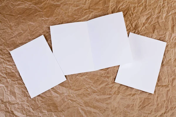 Puste białe karty z pozdrowieniami o pomarszczone tło — Zdjęcie stockowe