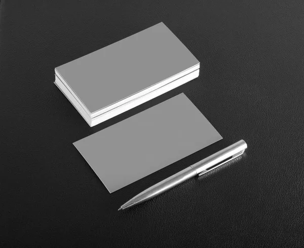Silberne leere Visitenkarten mit Stift auf schwarzem Lederrücken — Stockfoto