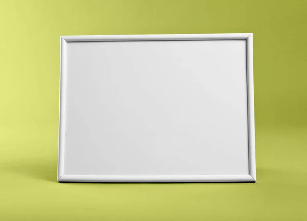 Bílý rámeček pro malby nebo fotografie na žlutém podkladu. — Stock fotografie