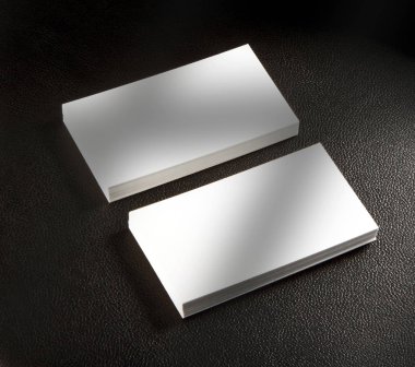 Deri arka plan, beyaz kartvizit mockup.