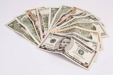 Çeşitli ABD Amerikan Doları para faturaları yığını üzerinde beyaz b yaymak