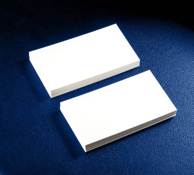 Mockup mavi deri backgrou adlı iki yatay kartvizit