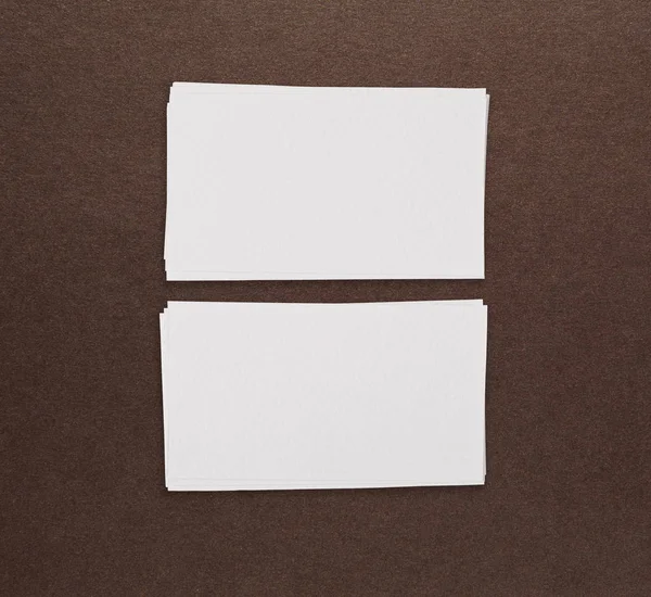Attrappe zweier horizontaler Visitenkarten auf braunem Papierhintergrund — Stockfoto