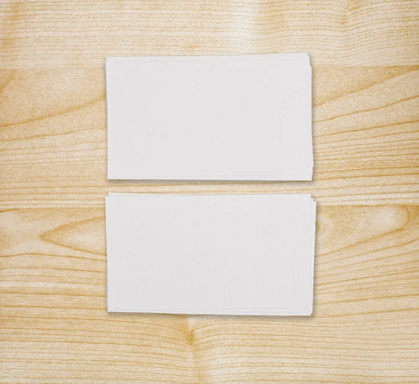 Mockup de dos tarjetas de visita horizontales en backgrou de madera claro —  Fotos de Stock