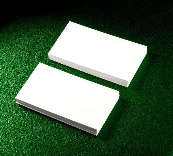 Κοροϊδεύω δύο οριζόντια επαγγελματικές κάρτες στο πράσινο δερμάτινο backgro — Φωτογραφία Αρχείου