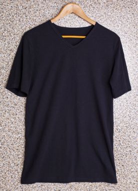 Siyah t gömlek şablonu temel askı kendi tasarımı için hazır.