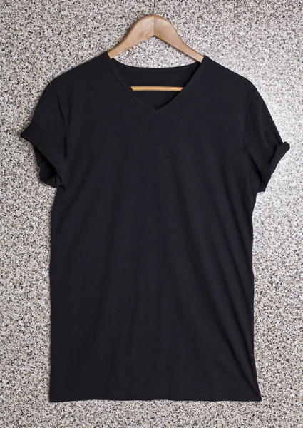 Schwarze T-Shirt-Vorlage auf Kleiderbügel bereit für Ihr eigenes Design. — Stockfoto