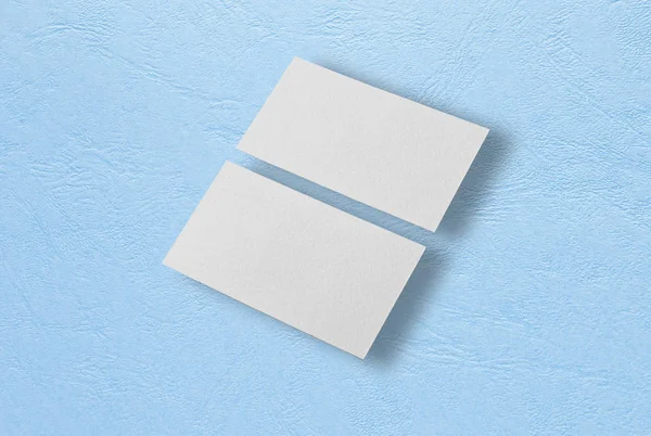 Attrappe zweier horizontaler Visitenkarten auf blauem Hintergrund. — Stockfoto