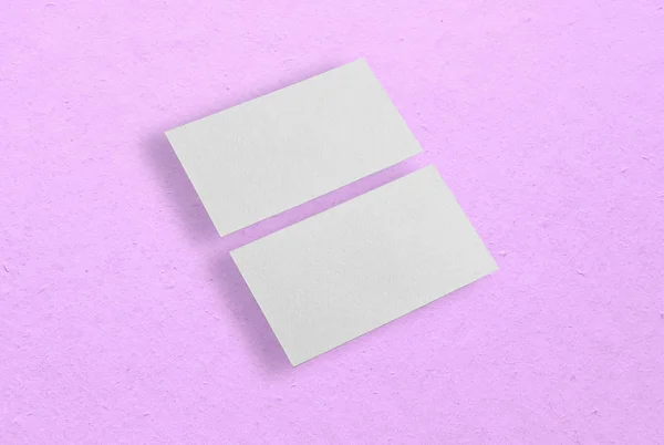 Attrappe von zwei horizontalen Visitenkarten auf rosa Hintergrund. — Stockfoto