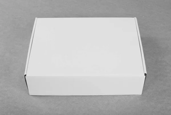 Κλειστό κουτί λευκό χαρτόνι για συσκευασία σε λευκό φόντο. — Φωτογραφία Αρχείου