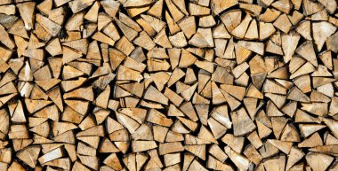 Arka plan ya da doku olarak kışa hazır kuru odun kütükleri.