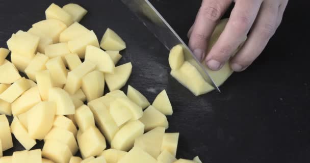 Man Handen Snijden Verse Aardappel Snijplank — Stockvideo