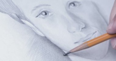 Sanatçı, kağıt tuval üzerinde kalem ile bir kadın portresi çiziyor.