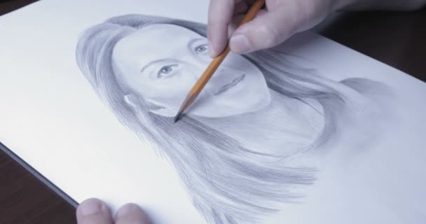 Artista Pintando Retrato Una Mujer Sobre Lienzo Papel Con Lápiz — Vídeos de Stock