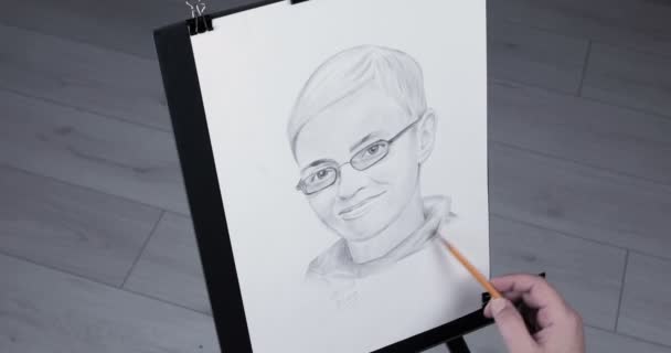Umělec Maluje Ženský Portrét Papírové Plátno Tužkou — Stock video