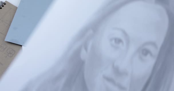 Retrato Una Mujer Dibujada Lápiz Sobre Papel — Vídeo de stock