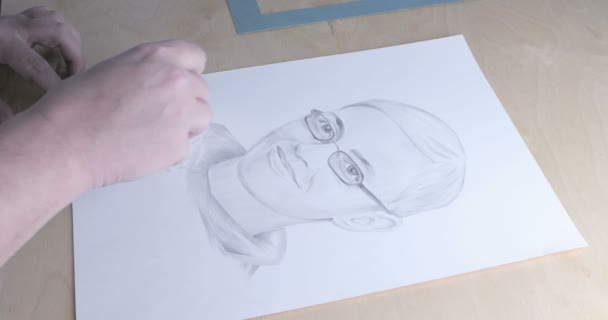 Sanatçı Kağıt Tuval Üzerinde Kalem Ile Bir Kadın Portresi Çiziyor — Stok video