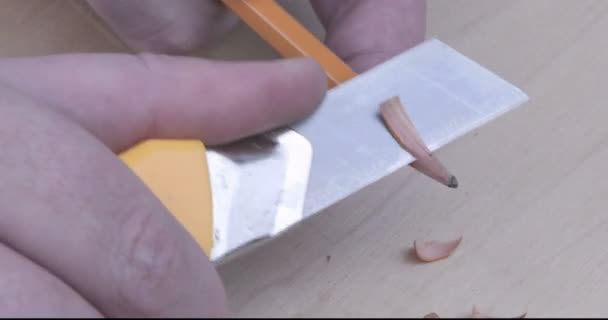 Filmagem Mãos Afiando Lápis Com Uma Faca Afiada — Vídeo de Stock